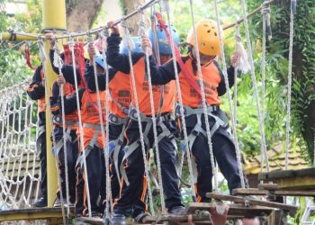 Anak-anak menikmati wahana outbond di Resto MVR Kudus. (Nisa HS/Harianmuria.com)