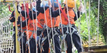 Anak-anak menikmati wahana outbond di Resto MVR Kudus. (Nisa HS/Harianmuria.com)