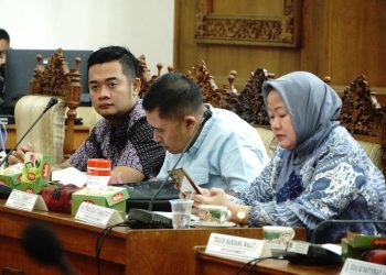 Anggota Komisi D DPRD Pati Maulana Andika Prasetya (kiri) dalam rapat bersama KONI Pati dan perwakilan 50 cabang olahraga (cabor), Jumat, 20 Juni 2025. (Dok. Setwan DPRD Pati/Harianmuria.com)