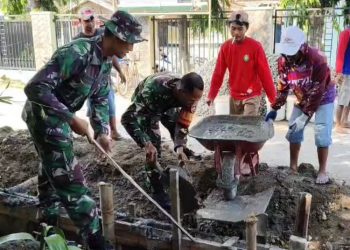 Anggota Koramil 04/Godong Kodim 0717/Grobogan bergotong royong bersama warga Desa Sumurgede, Kecamatan Godong, untuk membangun talut penahan jalan pada Sabtu, 28 Juni 2025. (Dok. Koramil Godong/Harianmuria.com)