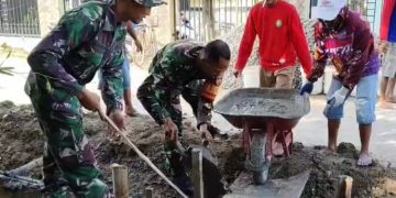 Anggota Koramil 04/Godong Kodim 0717/Grobogan bergotong royong bersama warga Desa Sumurgede, Kecamatan Godong, untuk membangun talut penahan jalan pada Sabtu, 28 Juni 2025. (Dok. Koramil Godong/Harianmuria.com)