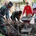 Anggota Koramil 04/Godong Kodim 0717/Grobogan bergotong royong bersama warga Desa Sumurgede, Kecamatan Godong, untuk membangun talut penahan jalan pada Sabtu, 28 Juni 2025. (Dok. Koramil Godong/Harianmuria.com)