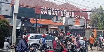 Antrean kendaraan warga mengular di depan Kantor Samsat Demak pada hari terakhir pemutihan pajak, Senin, 30 Juni 2025. (Burhan Aslam/Harianmuria.com)