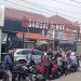 Antrean kendaraan warga mengular di depan Kantor Samsat Demak pada hari terakhir pemutihan pajak, Senin, 30 Juni 2025. (Burhan Aslam/Harianmuria.com)