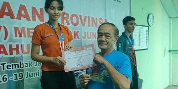 Gendhis Ayu Citra Wandira menerima piagam penghargaan dan medali emas di Kejuaraan Provinsi (Kejurprov) Jateng. (Dok. Perbakin Jepara/Harianmuria.com)