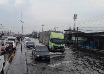 Kondisi banjir rob di Jalan Raya Pantura Demak–Semarang pada Kamis, 12 Juni 2025. (Burhan Aslam/Harianmuria.com)