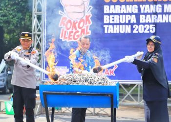 Bea Cukai Kudus bersama Pemkab dan kepolisian melakukan pemusnahan barang kena cukai (BKC) ilegal di Pendapa Kabupaten Kudus, Selasa, 17 Juni 2025. (Nisa HS/Harianmuria.com)