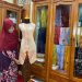 Pemilik Bordir Kudus Dahlia, Saadah menunjukkan kebaya dengan motif bordir icik khas Kudus. (Nisa HS/Harianmuria.com)