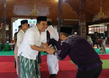 Bupati Blora Arief Rohman menyambut kepulang jemaah haji Embarkasi Solo (SOC) Kloter 57 asal Kabupaten Blora di Pendapa Rumah Dinas Bupati Blora, Minggu sore, 29 Juni 2025. (Dok. Humas Pemkab Blora)