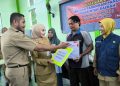 Bupati Kendal Dyah Kartika Permanasari didampingi Kepala Dispertan menyerahkan bantuan secara simbolis kepada perajin tempe di Aula Dispertan Kendal, Senin, 30 Juni 2025. (Arvian Maulana/Harianmuria.com)