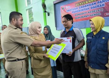 Bupati Kendal Dyah Kartika Permanasari didampingi Kepala Dispertan menyerahkan bantuan secara simbolis kepada perajin tempe di Aula Dispertan Kendal, Senin, 30 Juni 2025. (Arvian Maulana/Harianmuria.com)