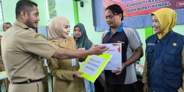 Bupati Kendal Dyah Kartika Permanasari didampingi Kepala Dispertan menyerahkan bantuan secara simbolis kepada perajin tempe di Aula Dispertan Kendal, Senin, 30 Juni 2025. (Arvian Maulana/Harianmuria.com)