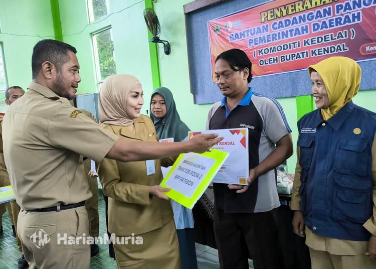 Bupati Kendal Dyah Kartika Permanasari didampingi Kepala Dispertan menyerahkan bantuan secara simbolis kepada perajin tempe di Aula Dispertan Kendal, Senin, 30 Juni 2025. (Arvian Maulana/Harianmuria.com)