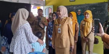 Bupati Kendal Dyah Kartika Permanasari bersama OPD saat meninjau layanan Speling di Desa Sidomukti, 30 Juni 2025. (Arvian Maulana/Harianmuria.com)