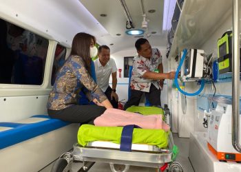 Bupati Kudus Sam’ani Intakoris bersama Wakil Bupati Bellinda Birton meninjau ambulans modern dengan fasilitas setara ICU milik RSUD dr Loekmono Hadi Kudus. (Nisa HS/Harianmuria.com)