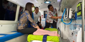 Bupati Kudus Sam’ani Intakoris bersama Wakil Bupati Bellinda Birton meninjau ambulans modern dengan fasilitas setara ICU milik RSUD dr Loekmono Hadi Kudus. (Nisa HS/Harianmuria.com)