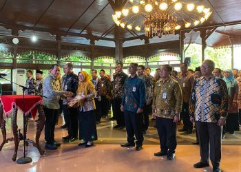 Bupati Kudus Sam’ani Intakoris memimpin upacara pelantikan pejabat administrasi dan pejabat pengawas di Pendapa Kabupaten Kudus, Selasa sore, 10 Juni 2025. (Nisa HS/Harianmuria.com)