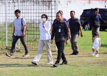 Bupati Kudus Sam’ani Intakoris bersama Wakil Bupati Bellinda Birton meninjau langsung kondisi Stadion Wergu Wetan pada Selasa, 24 Juni 2025. (IG Pemkab Kudus/Harianmuria.com)