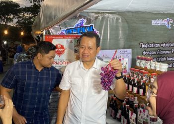 Bupati Kudus Sam’ani Intakoris meninjau stan Festival Ekraf 2025 di Taman Balai Jagong, Wergu Wetan Kudus, pada Jumat petang, 13 Juni 2025. (Fahtur Rohman/Harianmuria.com)