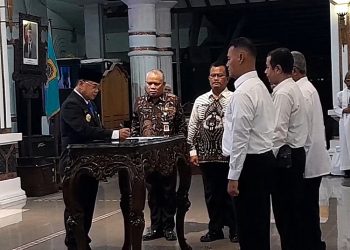 Bupati Pati Sudewo menandatangani Surat Keputusan (SK) pelantikan 89 eselon III dan IV di lingkungan Pemerintah Kabupaten Pati. (Mutia Parasti/Harianmuria.com)
