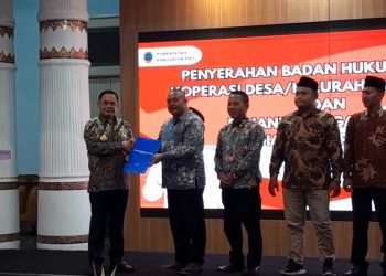 Bupati Pati Sudewo menyerahkan akta badan hukum kepada pengurus Koperasi Desa/Kelurahan Merah Putih operasi yang telah resmi terbentuk. (Mutia Parasti/Harianmuria.com)