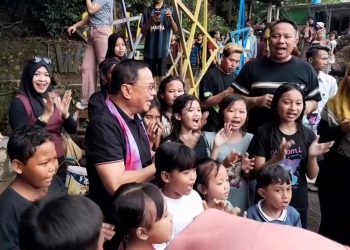 Bupati Pati Sudewo dan artis ibu kota Vicky Prasetyo bernyanyi bersama anak-anak saat melakukan kunjungan untuk menjelajahi destinasi wisata di Kecamatan Sukolilo dan Gembong, Pati, pada Senin, 9 Juni 2025. (Mutia Parasti/Harianmuria.com)