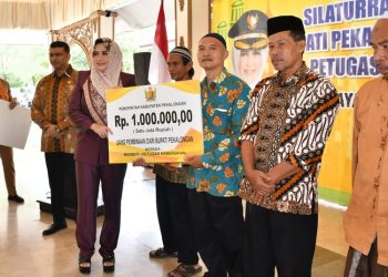 Bupati Pekalongan Fadia Arafiq menyerahkan insentif secara simbolis kepada perwakilan marbot masjid dalam acara pembinaan di Pendapa Rumah Dinas Bupati, Senin, 30 Juni 2025. (Fahri Akbar/Harianmuria.com)