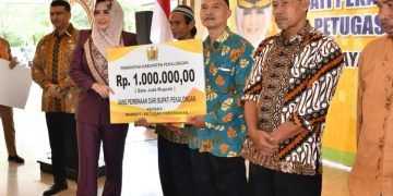 Bupati Pekalongan Fadia Arafiq menyerahkan insentif secara simbolis kepada perwakilan marbot masjid dalam acara pembinaan di Pendapa Rumah Dinas Bupati, Senin, 30 Juni 2025. (Fahri Akbar/Harianmuria.com)