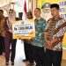 Bupati Pekalongan Fadia Arafiq menyerahkan insentif secara simbolis kepada perwakilan marbot masjid dalam acara pembinaan di Pendapa Rumah Dinas Bupati, Senin, 30 Juni 2025. (Fahri Akbar/Harianmuria.com)