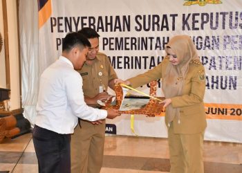 Bupati Pekalongan Fadia Arafiq menyerahkan SK Pengangkatan secara simbolis kepada perwakilan PPPK Formasi Tahun 2024 dalam acara di Pendapa Rumah Dinas Bupati, Senin, 23 Juni 2025. (Fahri Akbar/Harianmuria.com)