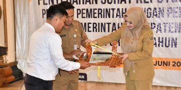 Bupati Pekalongan Fadia Arafiq menyerahkan SK Pengangkatan secara simbolis kepada perwakilan PPPK Formasi Tahun 2024 dalam acara di Pendapa Rumah Dinas Bupati, Senin, 23 Juni 2025. (Fahri Akbar/Harianmuria.com)