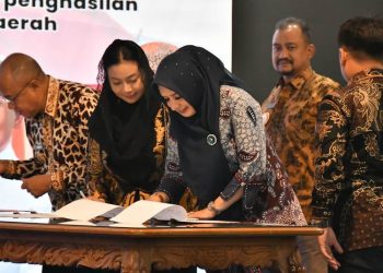 Bupati Pekalongan Fadia Arafiq menandatangani nota kesepakatan sinergitas data perumahan MBR dan ASN bersama Pemprov Jawa Tengah dan Kementerian PKP di Gedung Gradhika Bhakti Praja, Semarang, Jumat, 20 Juni 2025. (Dok. Setda Kabupaten Pekalongan/Harianmuria.com)