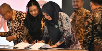 Bupati Pekalongan Fadia Arafiq menandatangani nota kesepakatan sinergitas data perumahan MBR dan ASN bersama Pemprov Jawa Tengah dan Kementerian PKP di Gedung Gradhika Bhakti Praja, Semarang, Jumat, 20 Juni 2025. (Dok. Setda Kabupaten Pekalongan/Harianmuria.com)