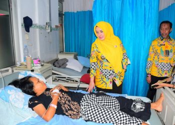 Bupati Pekalongan Fadia Arafiq mengunjungi pasien saat melakukan inspeksi mendadak (sidak) ke RSUD Kraton pada Rabu, 18 Juni 2025. (Fahri Akbar/Harianmuria.com)