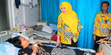 Bupati Pekalongan Fadia Arafiq mengunjungi pasien saat melakukan inspeksi mendadak (sidak) ke RSUD Kraton pada Rabu, 18 Juni 2025. (Fahri Akbar/Harianmuria.com)