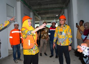 Bupati Pekalongan Fadia Arafiq meninjau progres pembangunan Gedung RSUD Kraton di Desa Kampil, Kecamatan Wiradesa, Rabu 18 Juni 2025. (Fahri Akbar/Harianmuria.com)