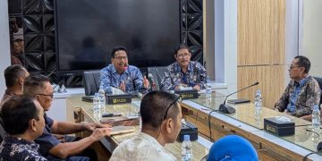 Bupati Rembang Harno memimpin audiensi antara anggota dan pengurus BMT Harum di Ruang Rapat Bupati, Selasa, 24 Juni 2025. (Vicky Rio/Harianmuria.com)