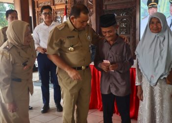 Bupati Semarang Ngesti Nugraha menyerahkan Bantuan Langsung Tunai (BLT) dari Dana Bagi Hasil Cukai Hasil Tembakau (DBHCHT) Tahap I kepada penerima manfaat di Pendapa Rumah Dinas Bupati, Ungaran, Senin, 23 Juni 2025. (Dok. Diskominfo Kabupaten Semarang/Harianmuria.com)