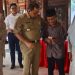 Bupati Semarang Ngesti Nugraha menyerahkan Bantuan Langsung Tunai (BLT) dari Dana Bagi Hasil Cukai Hasil Tembakau (DBHCHT) Tahap I kepada penerima manfaat di Pendapa Rumah Dinas Bupati, Ungaran, Senin, 23 Juni 2025. (Dok. Diskominfo Kabupaten Semarang/Harianmuria.com)