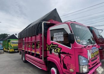 Para sopir truk Kudus memarkirkan armada mereka di sepanjang Jalan Lingkar Pantura dalam aksi damai mogok kerja pada Kamis, 19 Juni 2025. (Fahtur Rohman/Harianmuria.com)