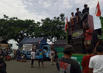Ratusan sopir truk memblokade Jalan Lingkar Selatan Paati dengan kendaraan besar bermuatan sound pada Kamis, 19 Juni 2025. (Setyo Nugroho/Harianmuria.com)