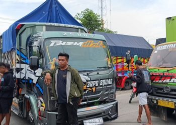 Aksi demo sopir truk yang memblokade di Jalan Raya Semarang–Purwodadi, tepatnya di wilayah Desa Putat, Kecamatan Purwodadi, Kamis, 19 Juni 2025. (Ahmad Abror/Harianmuria.com)