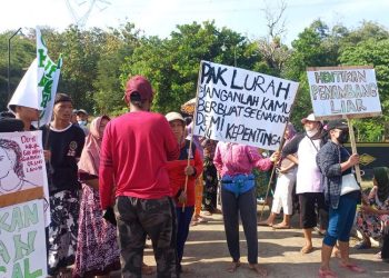 Warga Desa Tunggulsari melakukan aksi demo di depan Kantor Desa Tunggulsari, Kecamatan Brangsong, Kabupaten Kendal, Senin, 16 Juni 2025. (Arvian Maulana/Harianmuria.com)