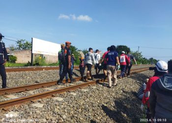 Proses evakuasi jenazah remaja yang ditemukan di sekitar rel kereta api Ngablak, Jalan Muktiharjo Raya, Kecamatan Genuk, Semarang pada Minggu, 15 Juni 2025. (Istimewa/Harianmuria.com)