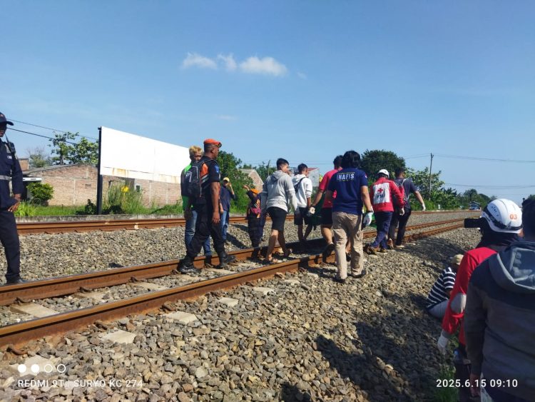 Proses evakuasi jenazah remaja yang ditemukan di sekitar rel kereta api Ngablak, Jalan Muktiharjo Raya, Kecamatan Genuk, Semarang pada Minggu, 15 Juni 2025. (Istimewa/Harianmuria.com)
