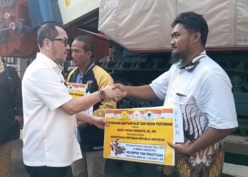 Anggota Komisi IV DPR RI Firman Soebagyo secara simbolis menyerahkan bantuan alat dan mesin pertanian (Alsintan) berupa combine harvester kepada kelompok tani di Pati. (Mutia Parasti/Harianmuria.com)