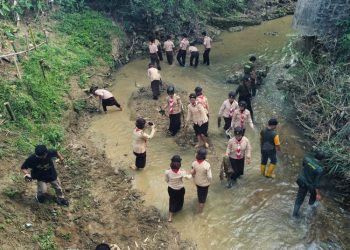 Tim gabungan warga, Perhutani, pemerintah daerah, aparat, dan anggota Pramuka melakukan pembersihan sungai dan penanaman pohon di kawasan sempadan Sungai Ngledokan, Grobogan. (Ahmad Abror/Harianmuria.com)