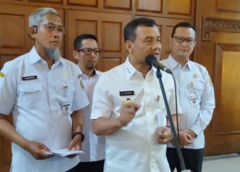 Gubernur Jawa Tengah Ahmad Luthfi memberikan sambutan pada penyerahan SK penugasan guru sebagai kepala sekolah dan pengangkatan Aparatur Sipil Negara (ASN) Formasi Tahun 2024. (Rizky Syahrul/Harianmuria.com)