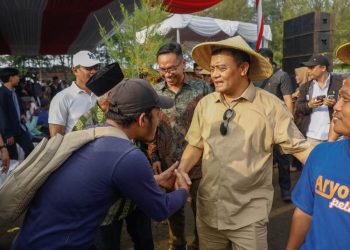 Gubernur Jawa Tengah Ahmad Luthfi menyapa warga saat peluncuran program 'Selamatkan Pesisir Jawa Tengah' di Pantai Kertosari, Kecamatan Ulujami, Kabupaten Pemalang, Jumat, 27 Juni 2025. (Fahri Akbar/Harianmuria.com)