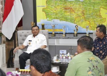 Gubernur Jawa Tengah Ahmad Luthfi menerima audiensi Yayasan Kelola Lingkungan Pesisir Nusantara di kantornya di Semarang, Rabu, 4 Juni 2025. (Dok. Humas Pemprov Jateng/Harianmuria.com)